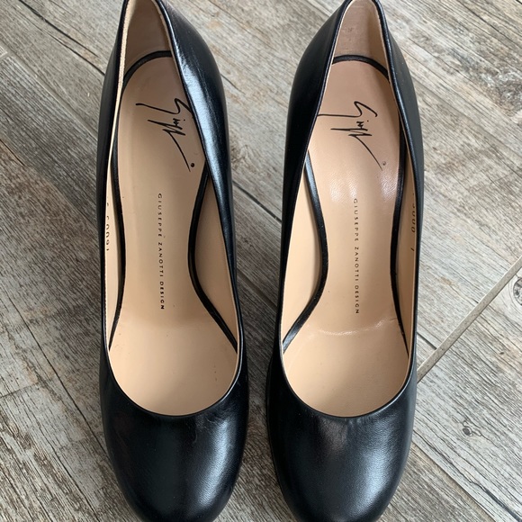 Giussepe Zanotti Black Pump w/ Tortoise Heel - Picture 2 of 5